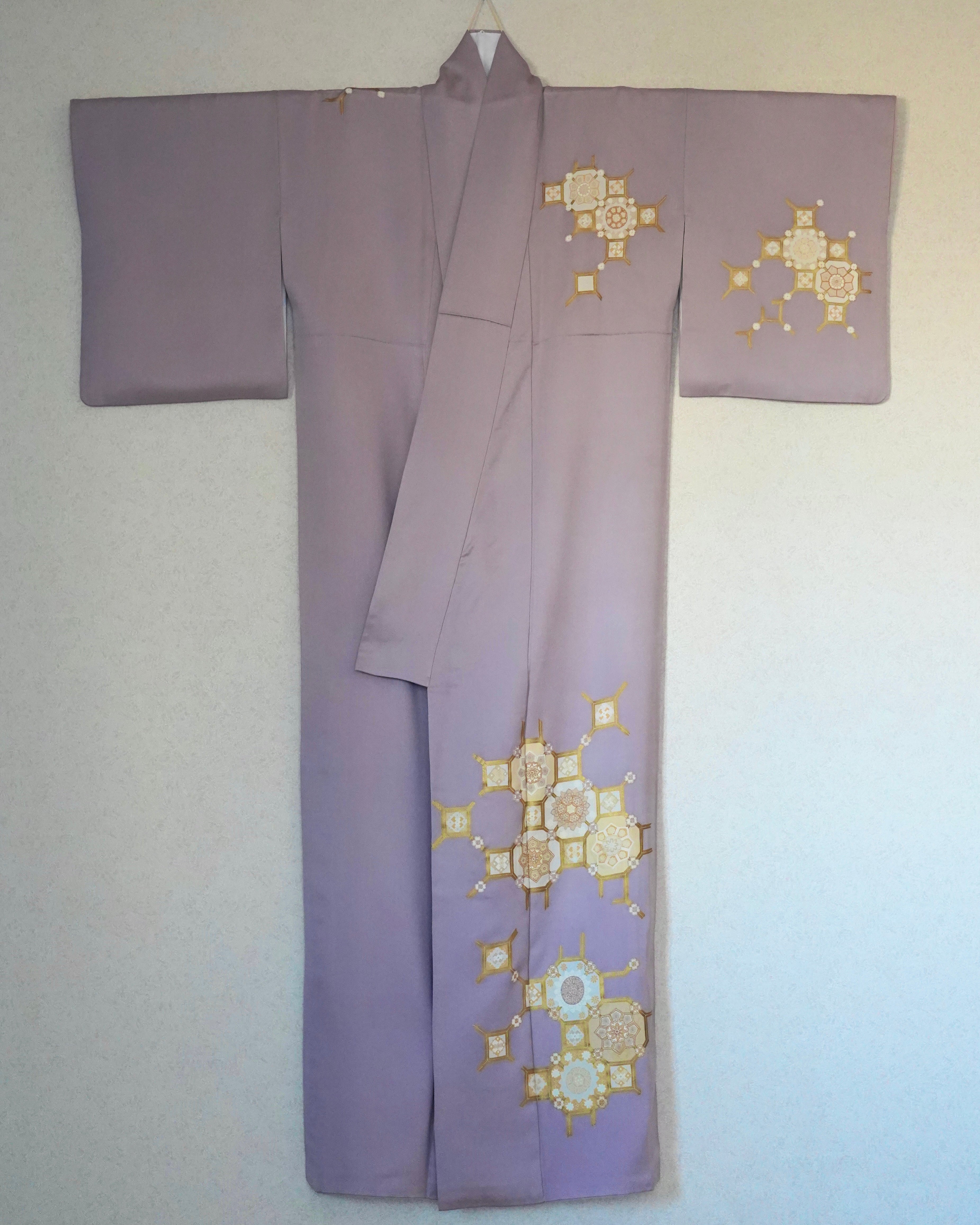 すず 新品 黄金糸 暈し 唐花 着物 正絹 仕付け糸付 付下げ 5491 T18着物 付け下げ 虹色 正絹 美品 仕付け糸 身丈160cm - メルカリ